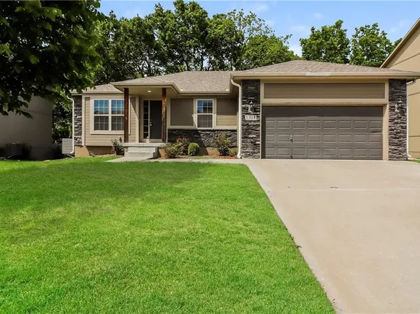 1304 NW Hilltop Ln, Grain Valley, MO 64029