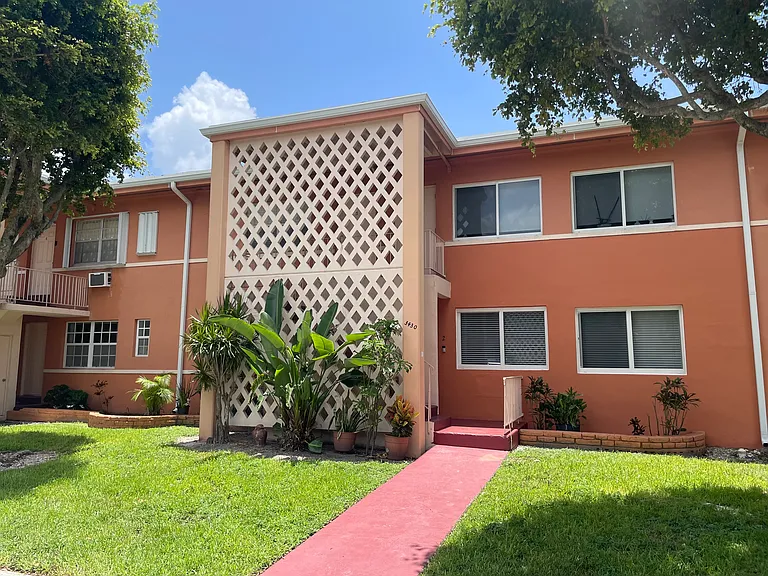 3430 SW 10th St #3 — Photo 1