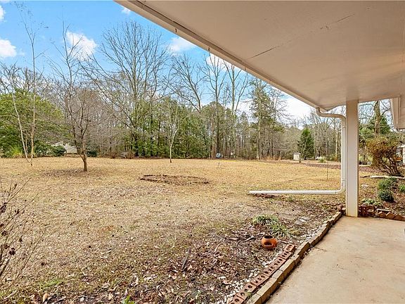 5th image of 924 Polk Rd