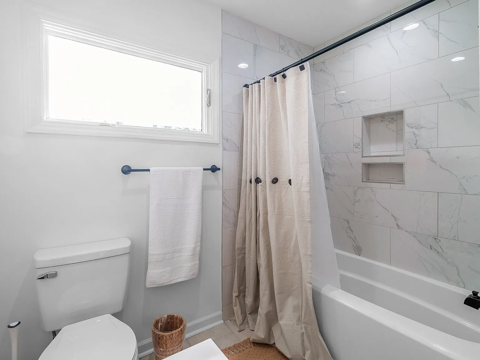 3 bed, 2.0 bath, 1366 sqft, $3,650 — Photo 4