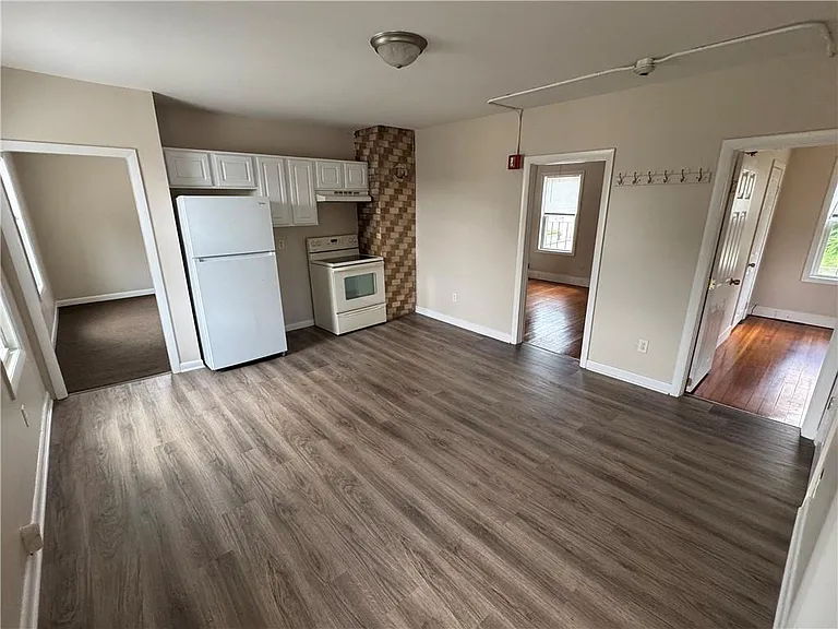 107 Mount Saint Charles Ave #2 — Photo 2