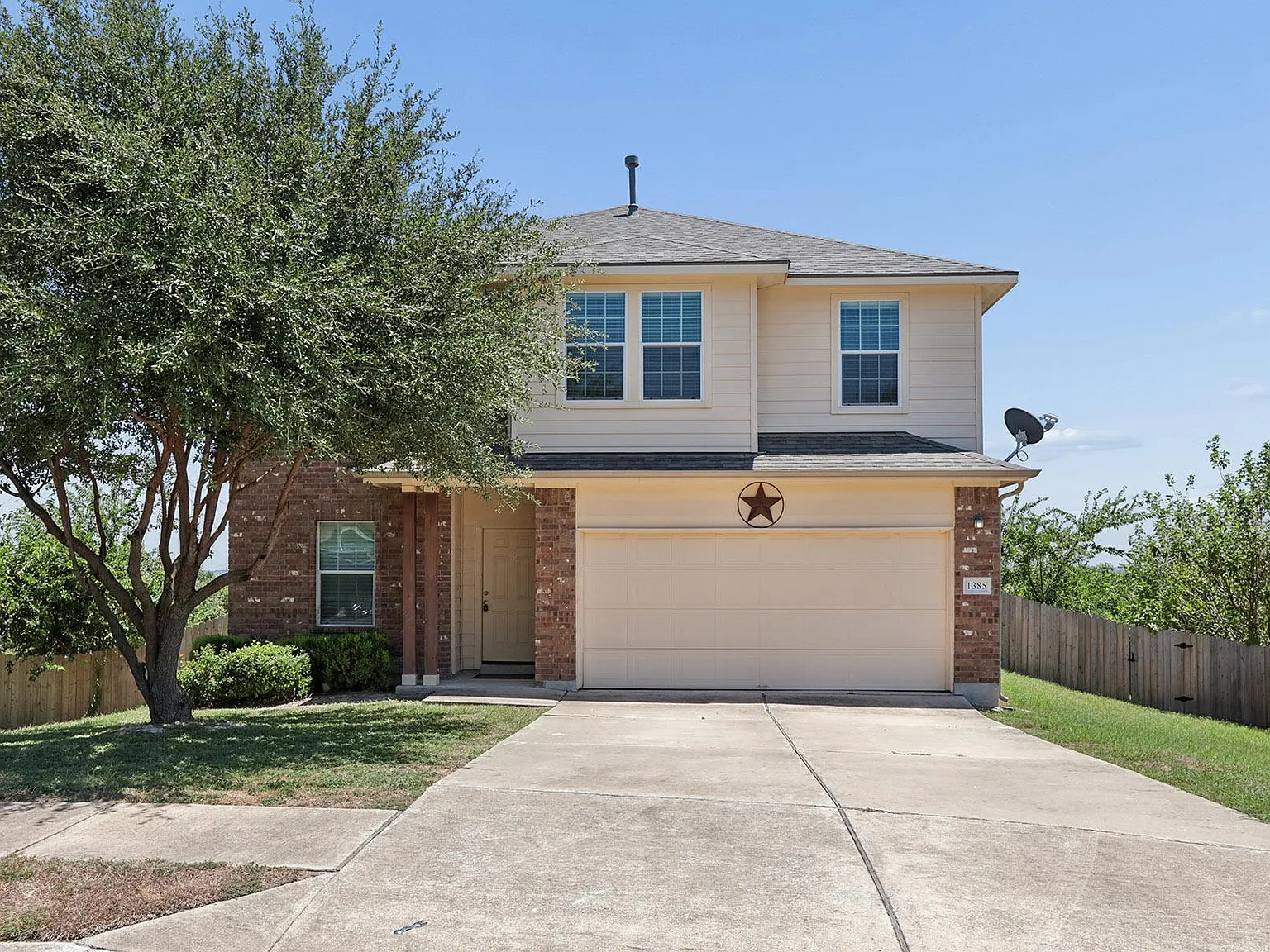 4 bed, 2.5 bath, 2614 sqft, $2,300 — Photo 1