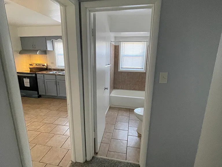 15032 Dorchester Ave #1W — Photo 13