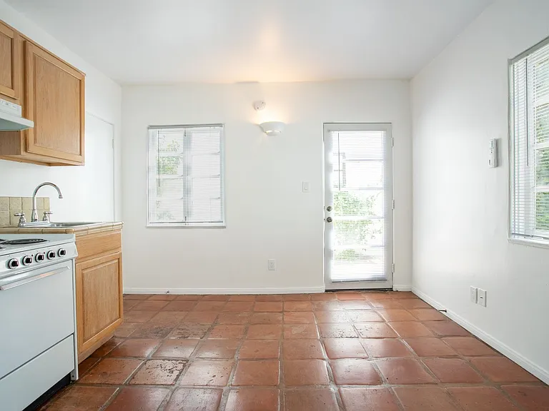 140 E. Tamarisk Road — Photo 6