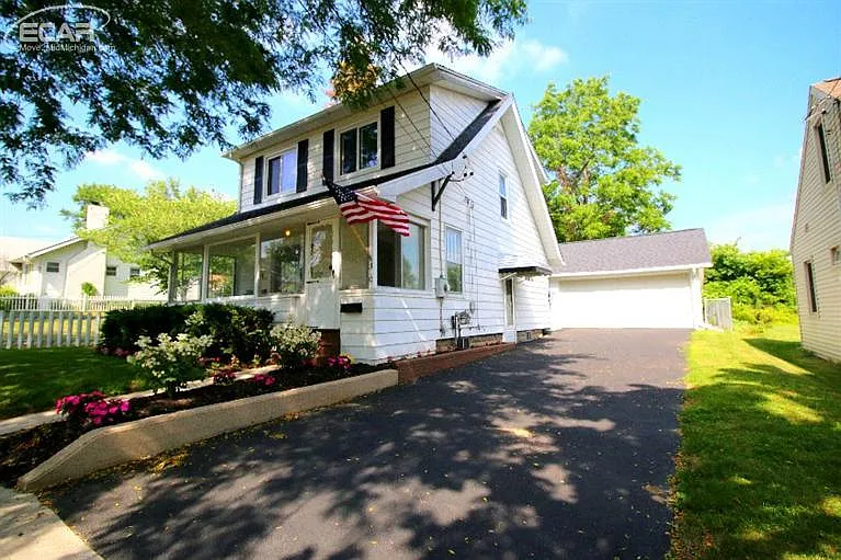 310 Myrtle St photo 1
