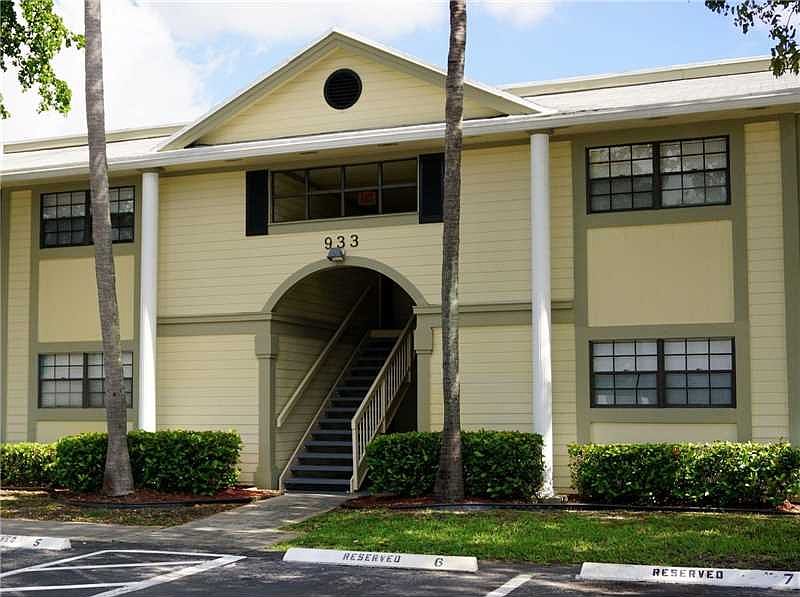 1st image of 933 NE 199th St APT 202