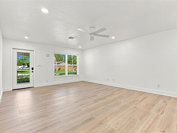 3rd image of 2881 POPPY ROAD