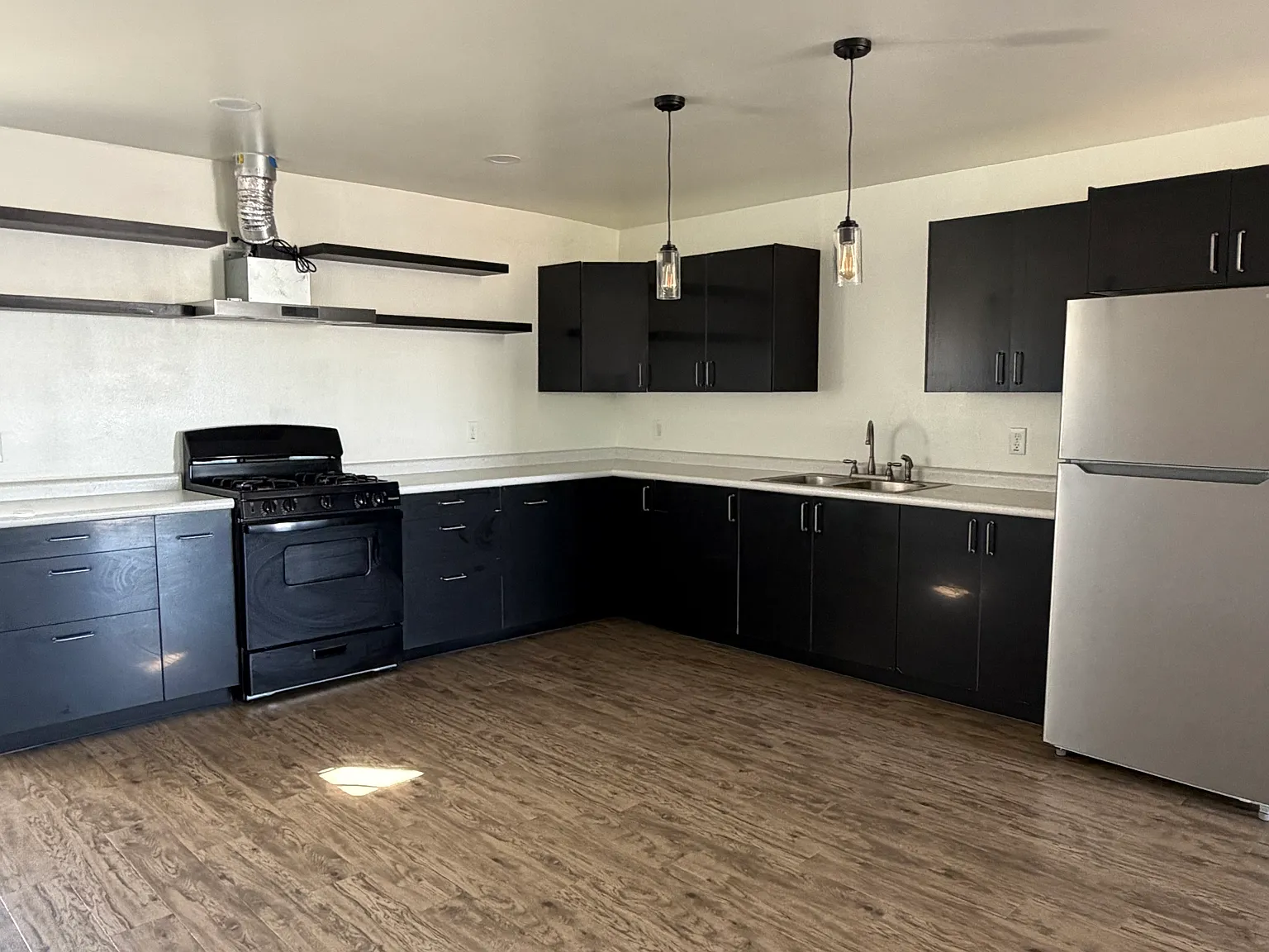 2 bed, 1024 sqft, $1,350 — Photo 2