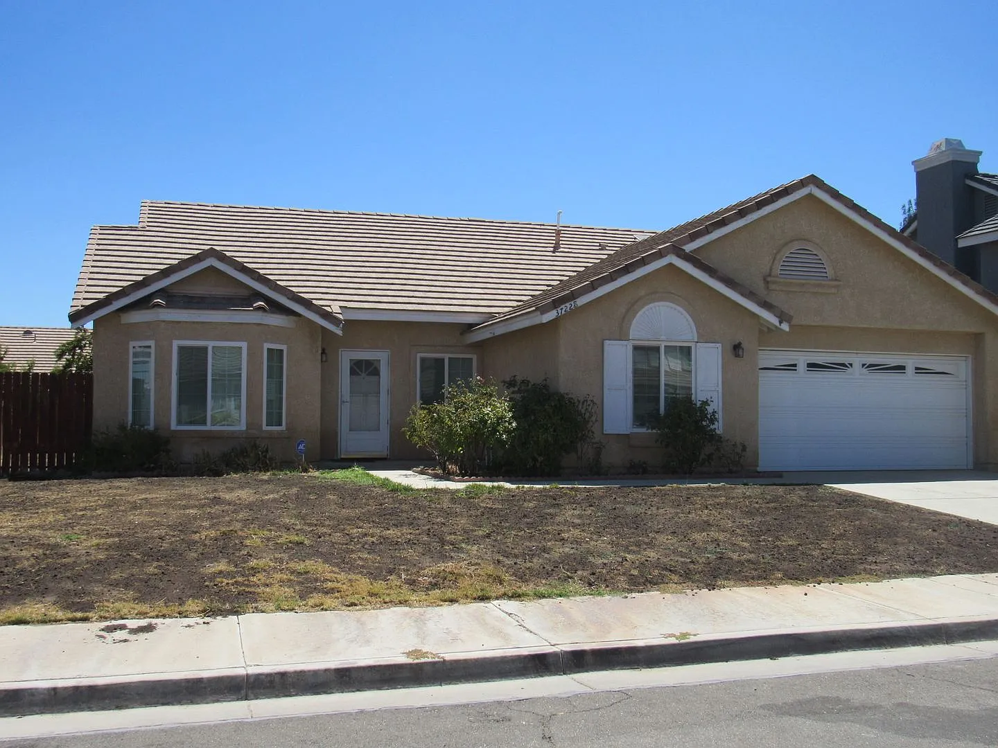 East Palmdale Home — Photo 2