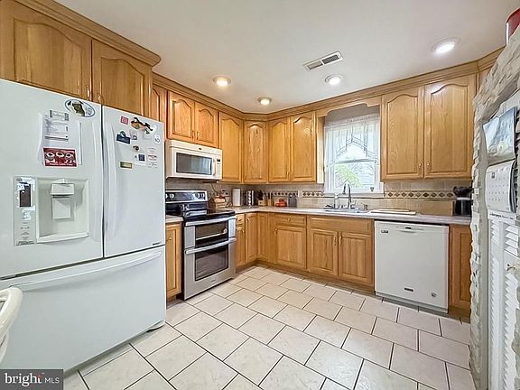 4th image of 55 Teaberry Ln