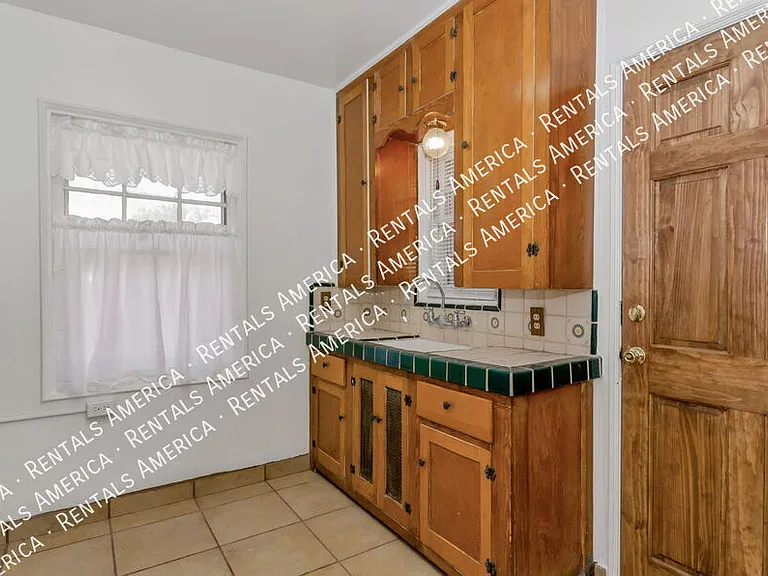 1119 E Silver St — Photo 5