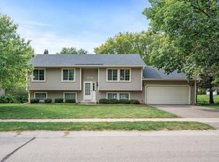 18647 Harrogate Dr, Eden Prairie, MN 55346