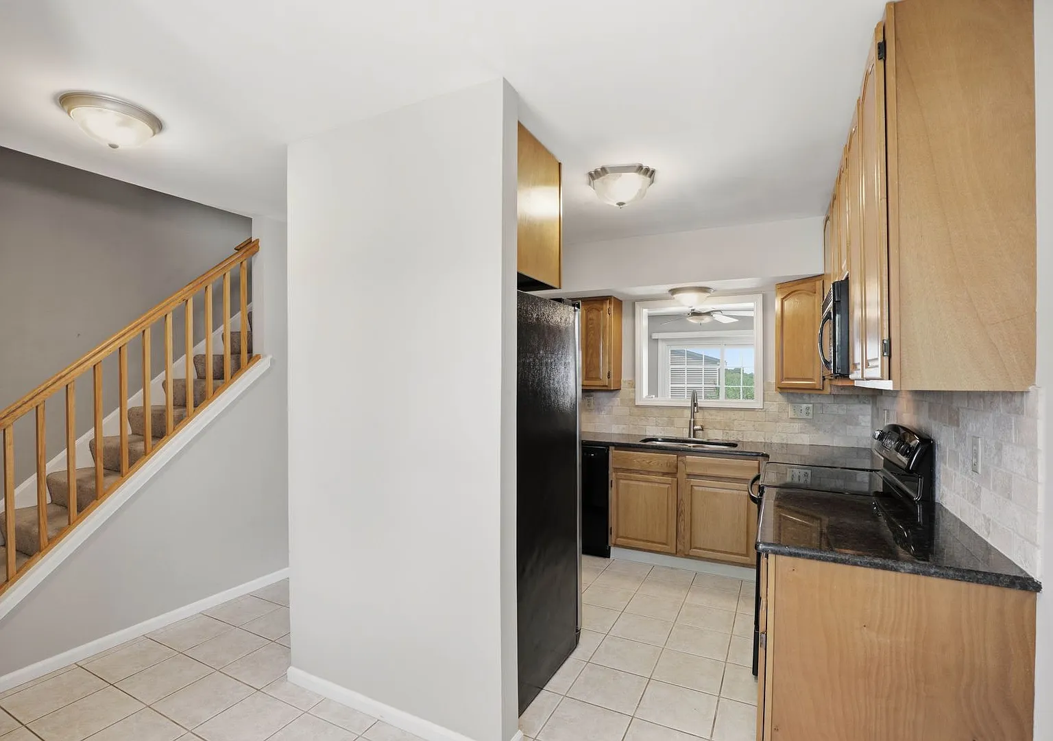 Stunning 3 Bedroom Townhome Available Now! — Photo 4