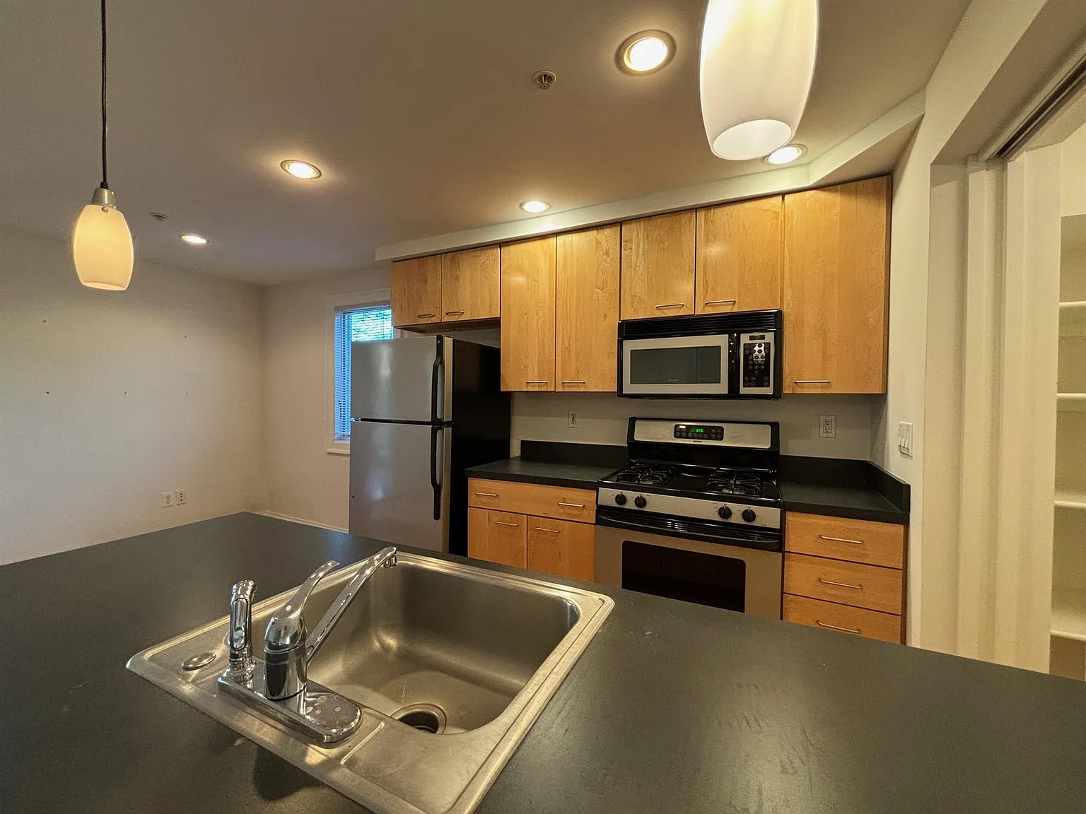 2 bed, 850 sqft, $3,700 — Photo 4