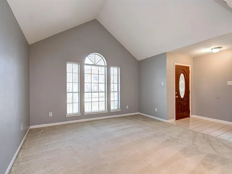 2114 Whirlaway Dr — Photo 5