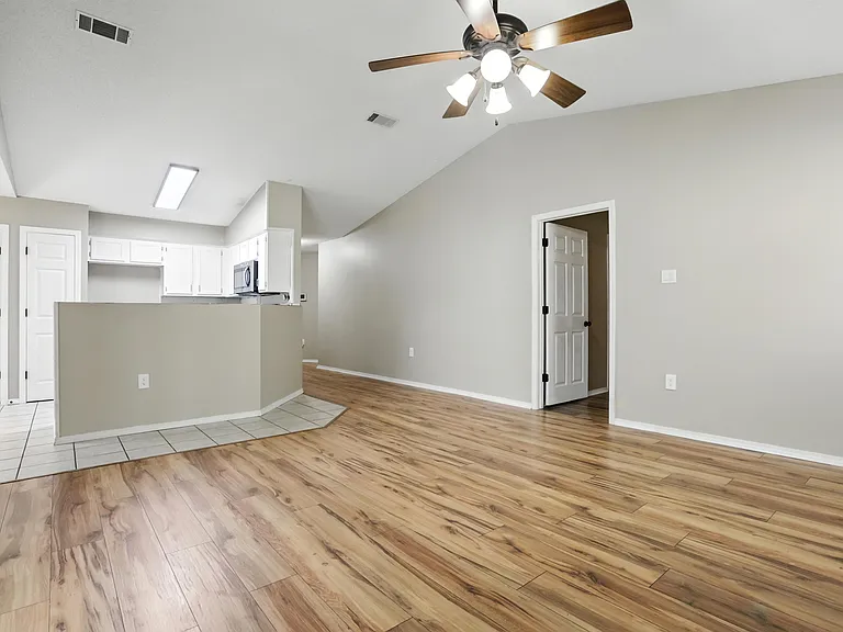 1614 Calgary Trl — Photo 12