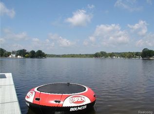 2525 Blair Dr, White Lake, MI 48386