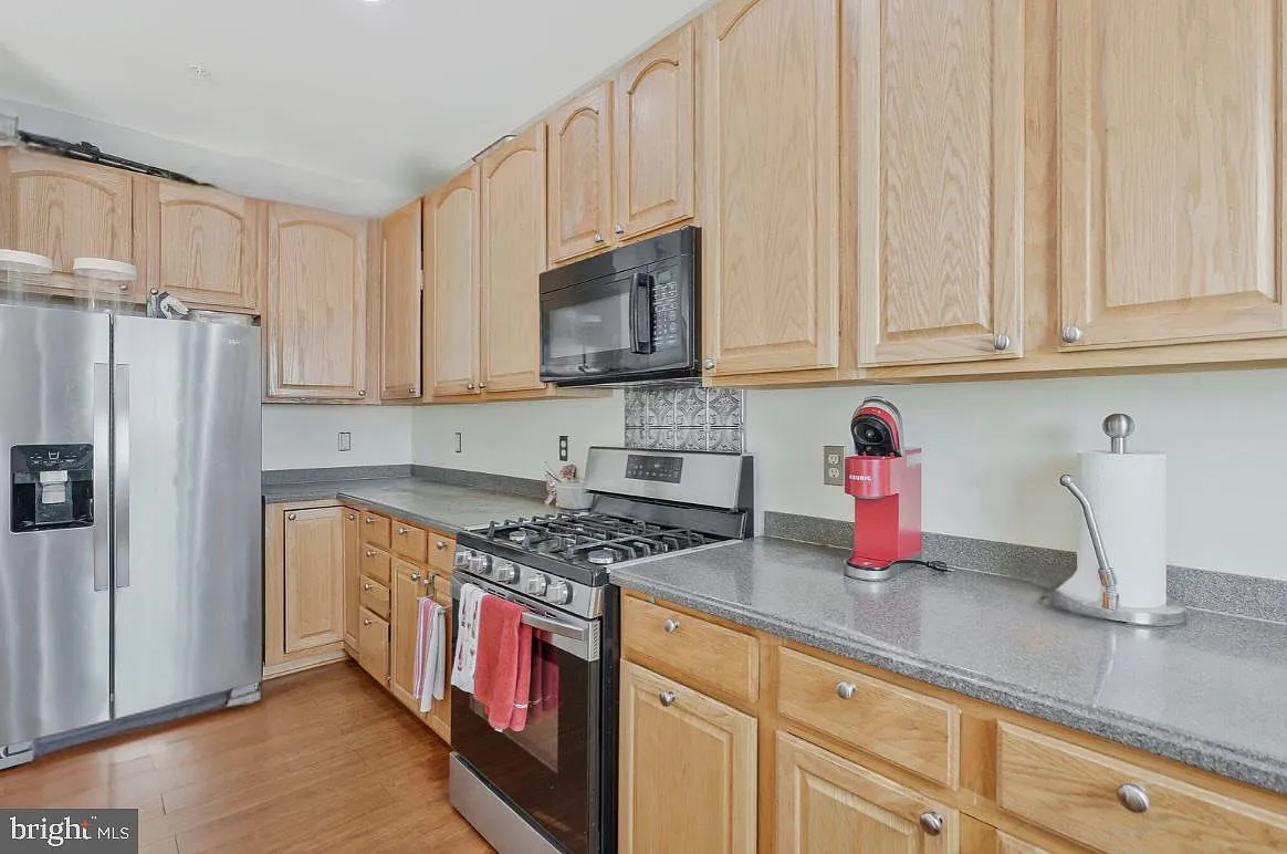 4 bed, 3.5 bath, 2068 sqft, $3,000 — Photo 3