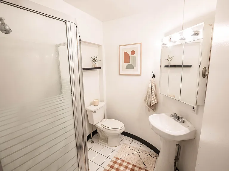 1433 1R Westbury Brownstones Bathroom