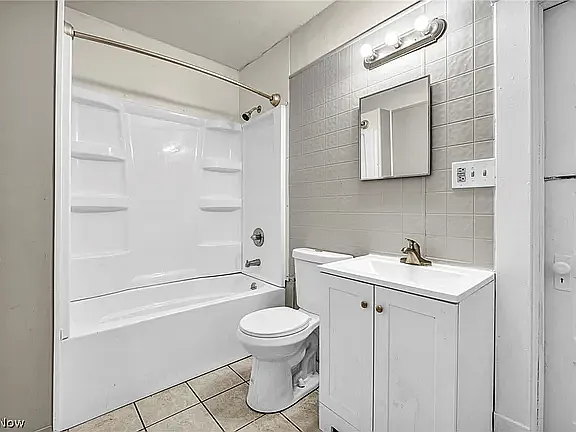 Large 3 Bedroom clean unit recently renovated — Photo 4