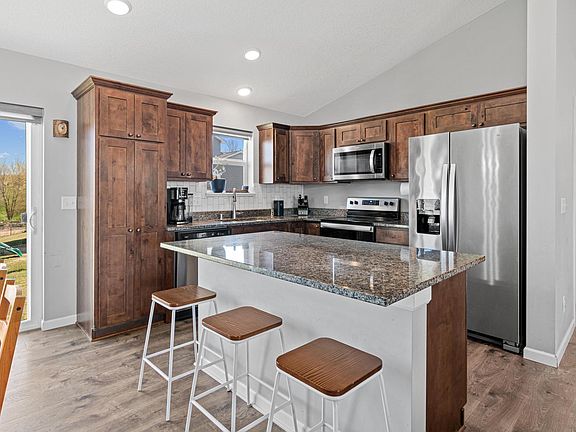 3rd image of 825 Harvest Dr SW