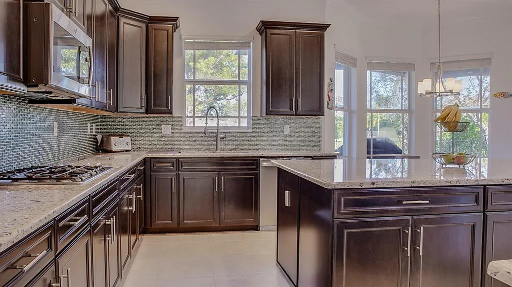 4 bed, 3714 sqft, $6,300 — Photo 2