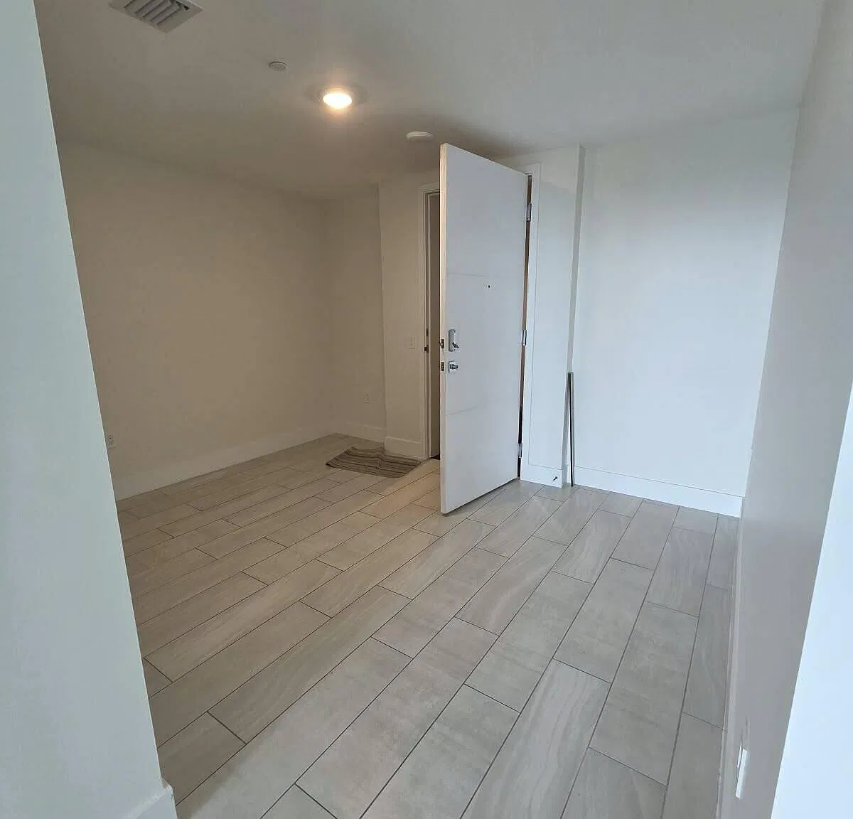 3 bed, 3.0 bath, 1262 sqft, $4,000 — Photo 4
