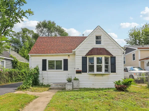 515 Catalpa Dr, Round Lake, IL 60073