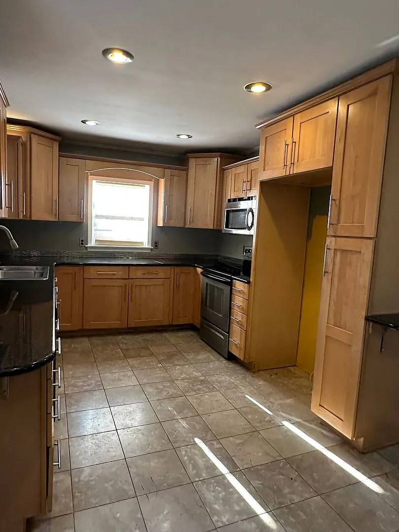 Cute 2 bedroom home with a loft and detached one car garage — Photo 3
