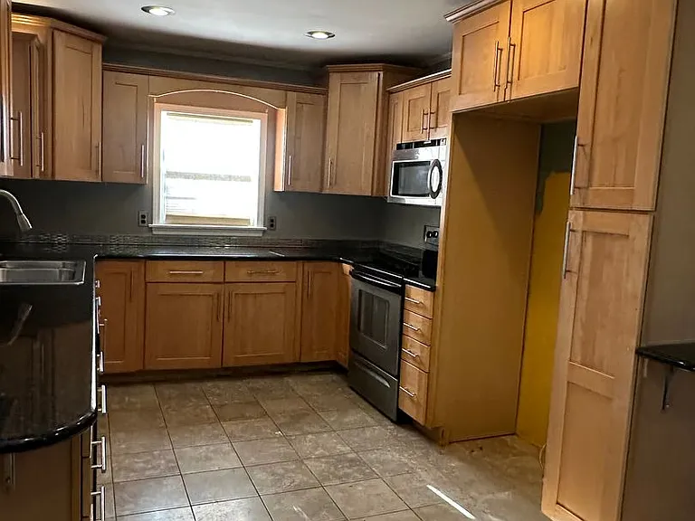 2543 W Water St — Photo 3