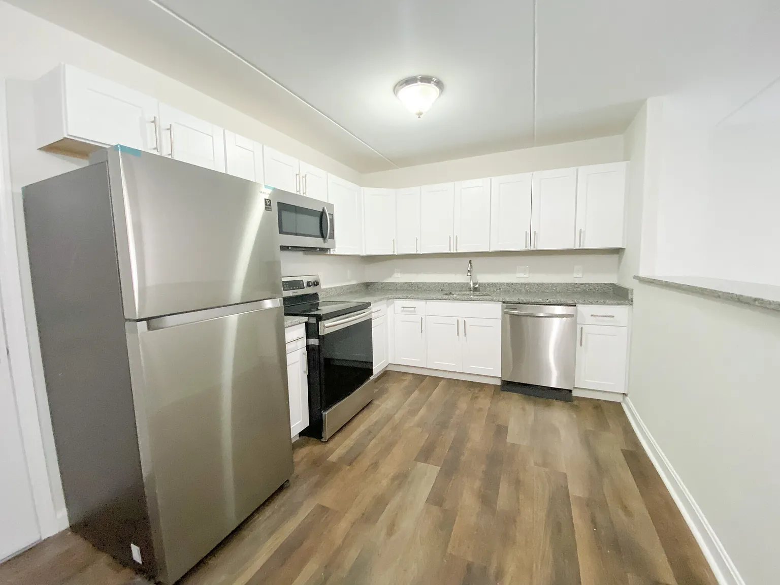 1 bed, 1.0 bath, $2,400 — Photo 2