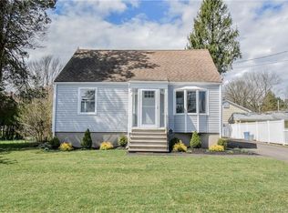 488 S Pine Creek Rd, Fairfield, CT 06824