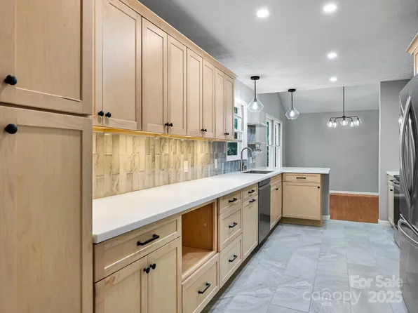 210 Fernwood Dr, Hendersonville, NC 28791