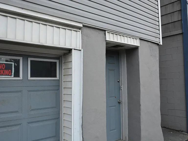 2 Western Ave — Photo 2