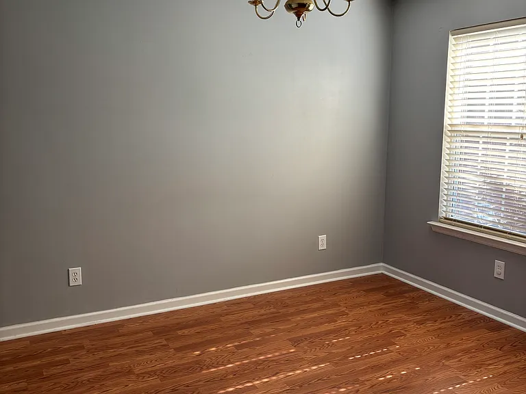 110 Meadowglade Ln — Photo 5