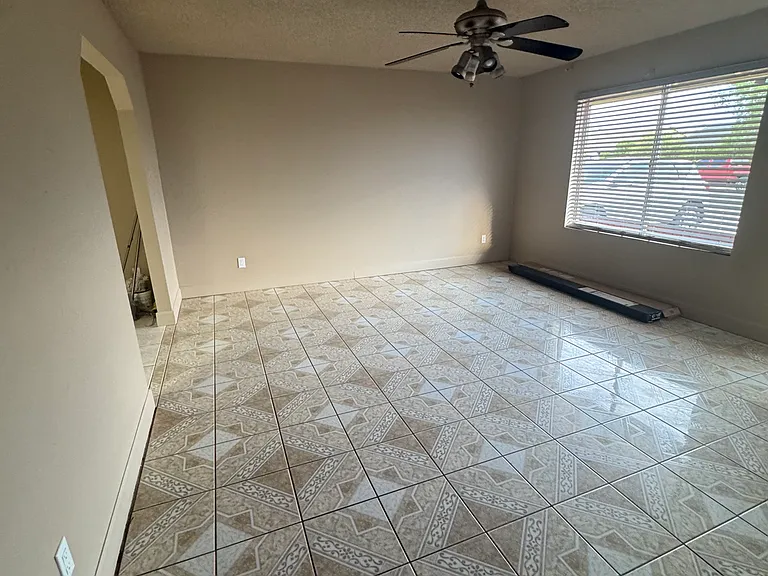 8918 W Glenrosa Ave — Photo 2
