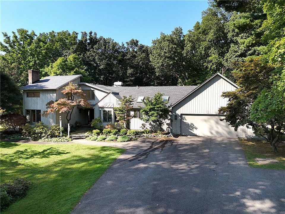 1st image of 4 Fishers Hill Top Dr