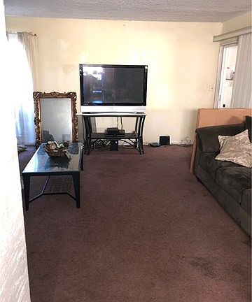 5th image of 627 E 109th Pl