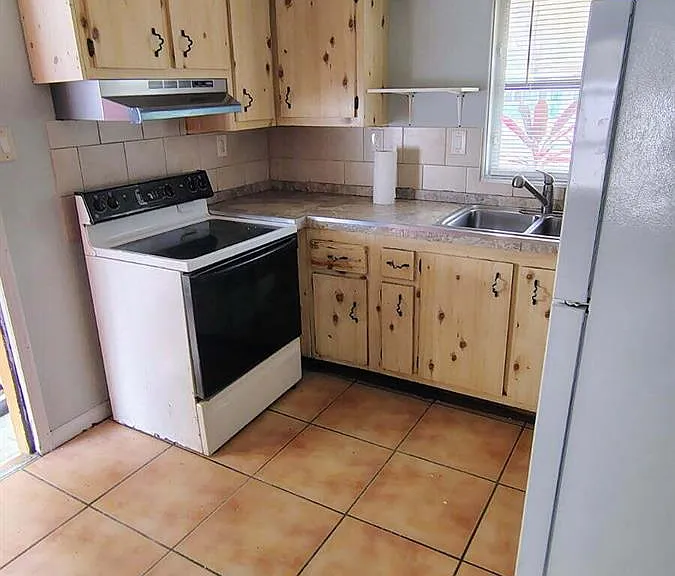 1231 N F St — Photo 4