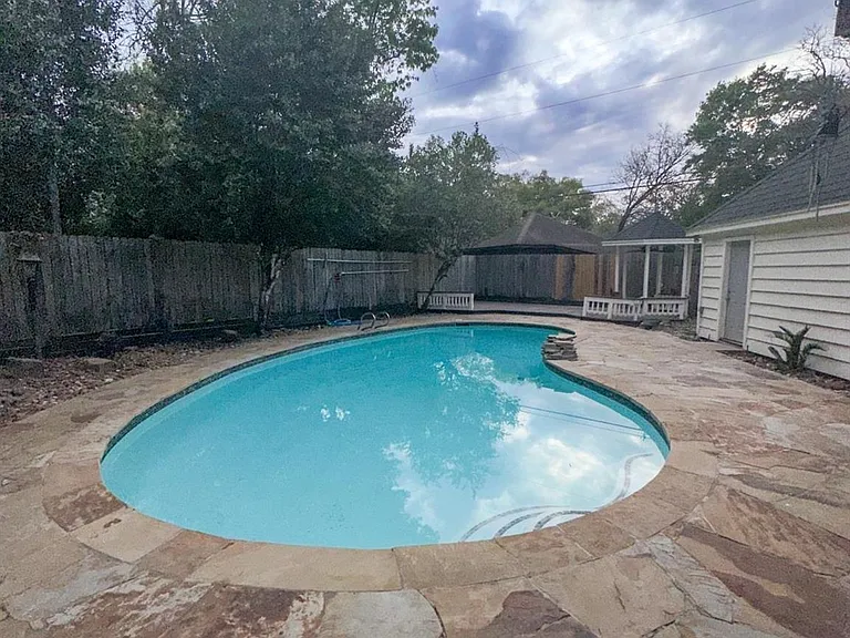 537 Natchez Park — Photo 17