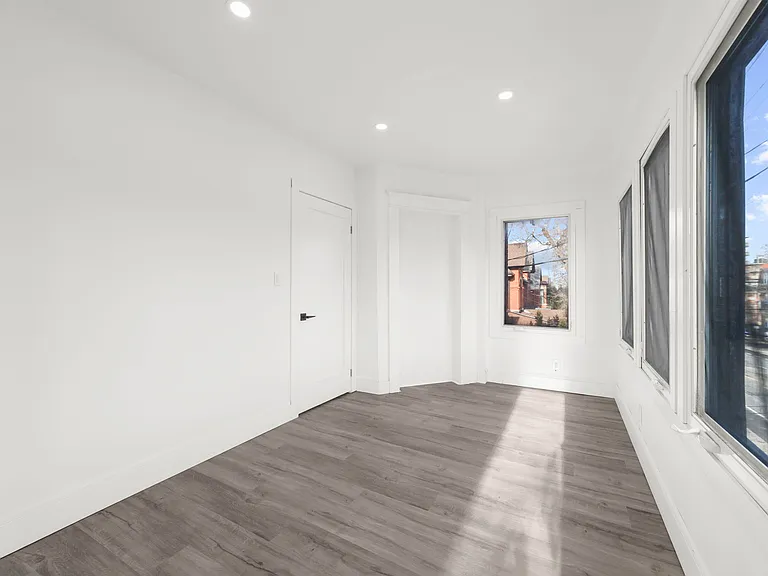 166 Wentworth St S #1 — Photo 1
