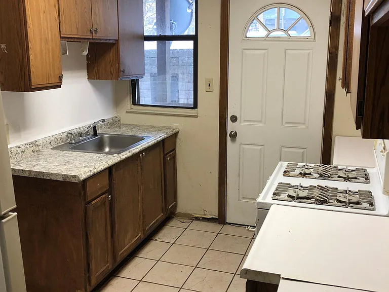 70 Pasadena St — Photo 6