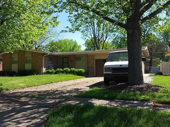 4th image of 9742 Venice Dr