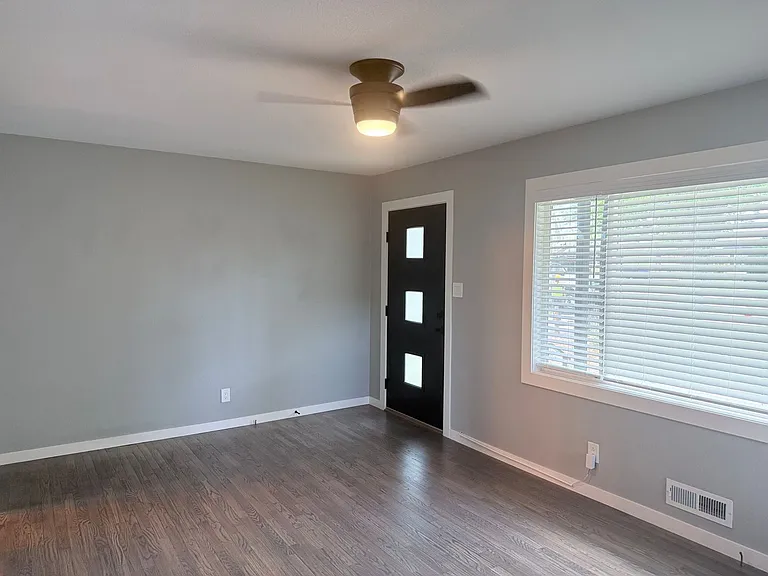 1141 E Madison St — Photo 4