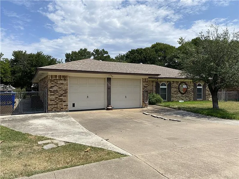1122 Rhonda Lee St — Photo 2