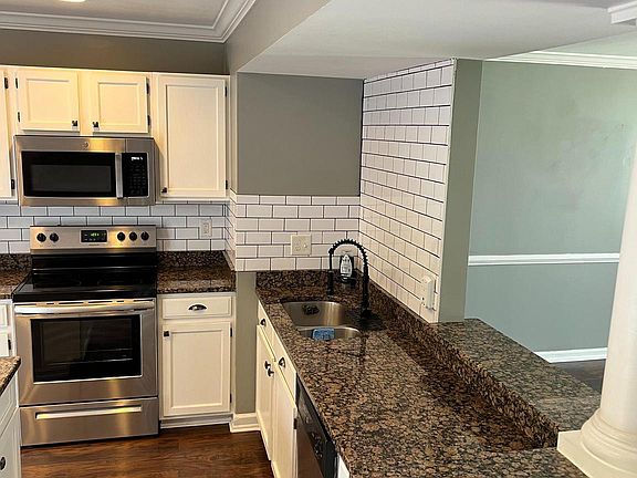 3rd image of 3053 Antrim Cir