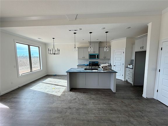 2nd image of 1909 Farmer St