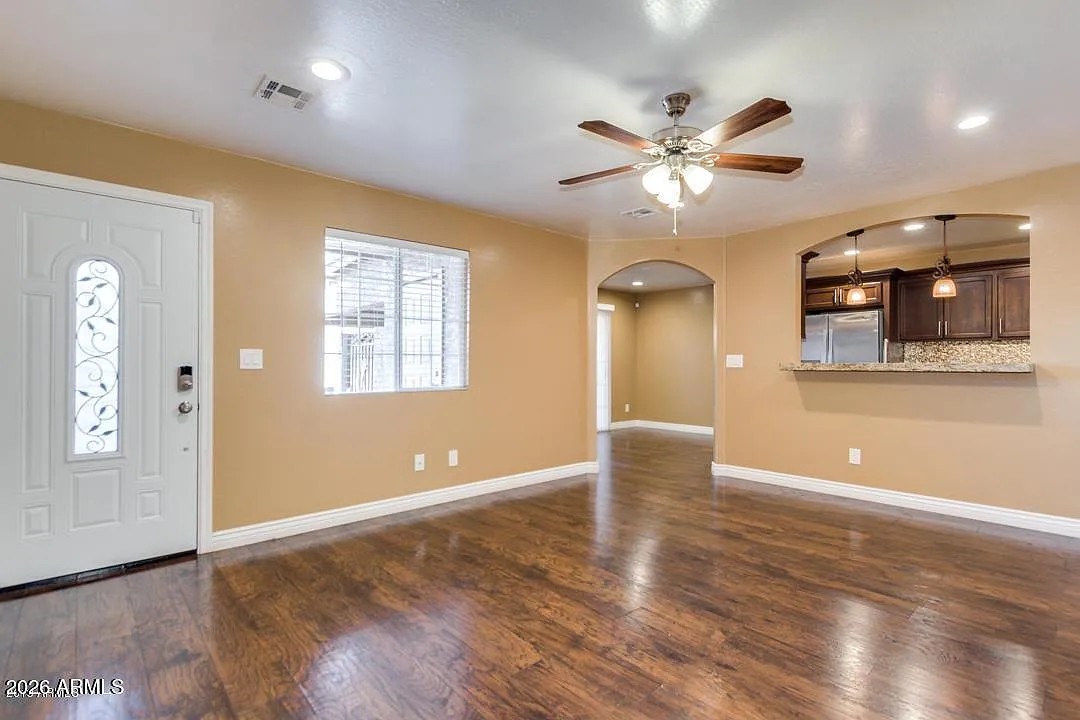 3 bed, 2.0 bath, 1006 sqft, $1,800 — Photo 3