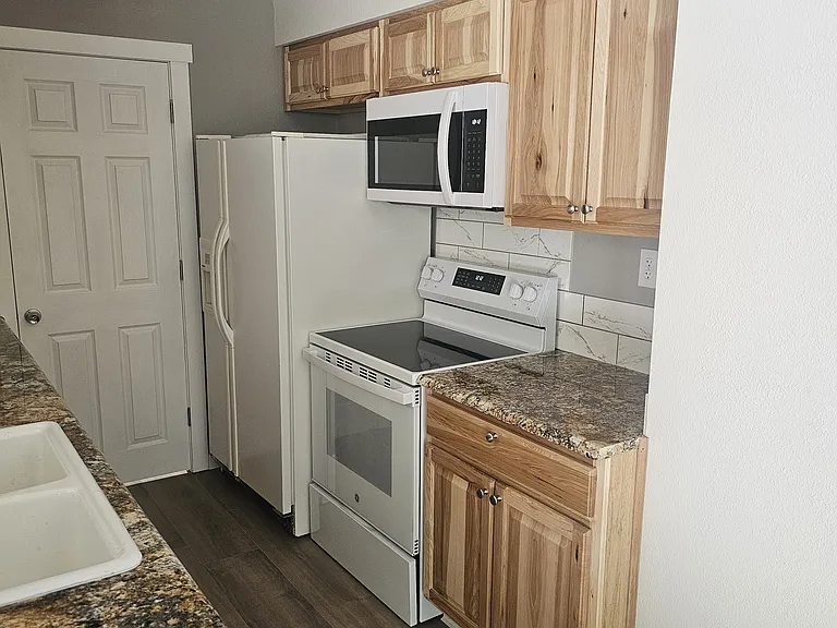 1137 S Bryan Ave — Photo 3