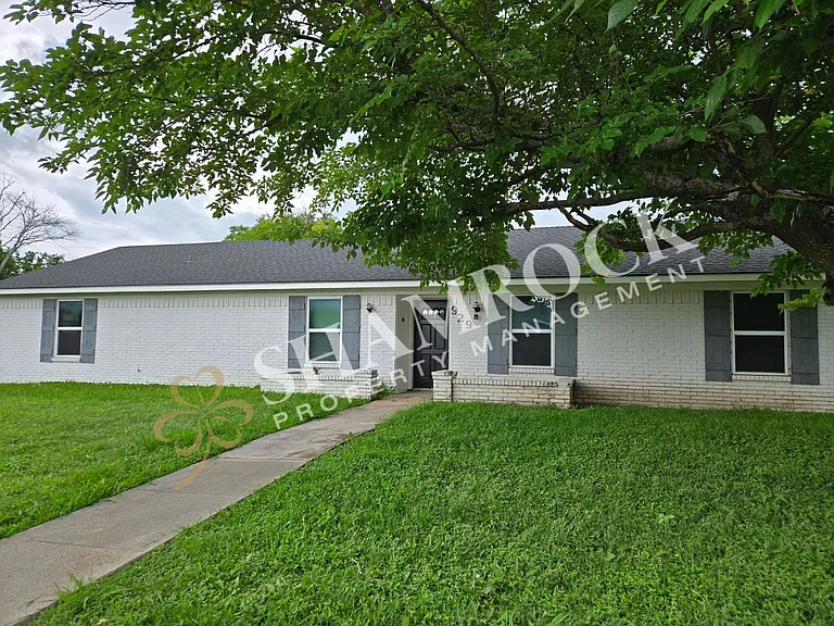 929 Rosedale Dr — Photo 1